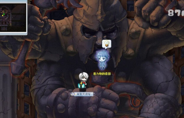 圖片展示楓之谷遊戲內的BOSS房間，場景中出現一座巨大石像與角色對戰的畫面。角色站在石像前，場景氣氛帶有神秘與壓迫感，特別突出了「善良的投影」挑戰內容，吸引玩家探索更多遊戲細節與故事情節。