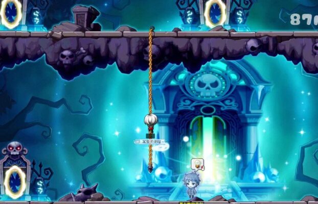這張圖片來自《楓之谷》（MapleStory），場景呈現一個神秘幽暗的地下世界，佈滿骷髏裝飾與詭異的藍色光芒，充滿亡靈與黑暗氣息。中央的巨大門戶散發出詭異的綠光，可能是通往強大Boss或關鍵副本的入口。畫面左上角顯示一個小地圖，標誌出多個傳送門，顯示這是一個複雜的迷宮地圖。角色正攀爬著懸吊的鐵鍊，而右側的NPC似乎正在引導玩家進行某個重要任務。整體氛圍神秘而危險，是楓之谷中極具挑戰性的區域之一。