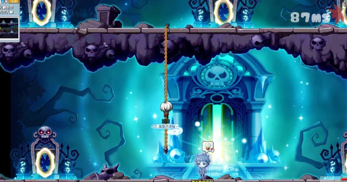 這張圖片來自《楓之谷》（MapleStory），場景呈現一個神秘幽暗的地下世界，佈滿骷髏裝飾與詭異的藍色光芒，充滿亡靈與黑暗氣息。中央的巨大門戶散發出詭異的綠光，可能是通往強大Boss或關鍵副本的入口。畫面左上角顯示一個小地圖，標誌出多個傳送門，顯示這是一個複雜的迷宮地圖。角色正攀爬著懸吊的鐵鍊，而右側的NPC似乎正在引導玩家進行某個重要任務。整體氛圍神秘而危險，是楓之谷中極具挑戰性的區域之一。