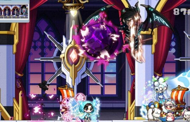 這張圖片來自《楓之谷》（MapleStory），展示了玩家與戴米安（Damien）進行激烈戰鬥的場景。戴米安是遊戲中的強大Boss之一，擁有暗黑翅膀，正在釋放巨大的紫色魔法球攻擊玩家，場面充滿緊張與動感。 場景背景是一座華麗的宮殿，帶有金色與紅色的裝飾，窗戶外透出紫紅色的夜景，增添了神秘氛圍。畫面右側的玩家角色們擁有發光的翅膀、召喚獸與炫目的特效，顯示這場戰鬥集合了多位高等級玩家的參與。這是《楓之谷》後期Boss戰之一，畫面華麗且充滿挑戰性。