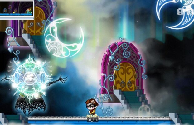 這張圖片來自知名遊戲《楓之谷》（MapleStory），展示了一個充滿奇幻氛圍的魔法場景。中央有一個發光的魔法陣，似乎是BOSS戰或特殊NPC。右側是一扇華麗的紫色大門，裝飾著精緻的金色紋路和藤蔓。背景帶有神秘的月亮與奇幻建築，呈現獨特的童話風格。玩家角色「GM_Bin」站在畫面下方，可能是一名遊戲管理員或特殊角色，整體畫面充滿魔法與冒險氣息。